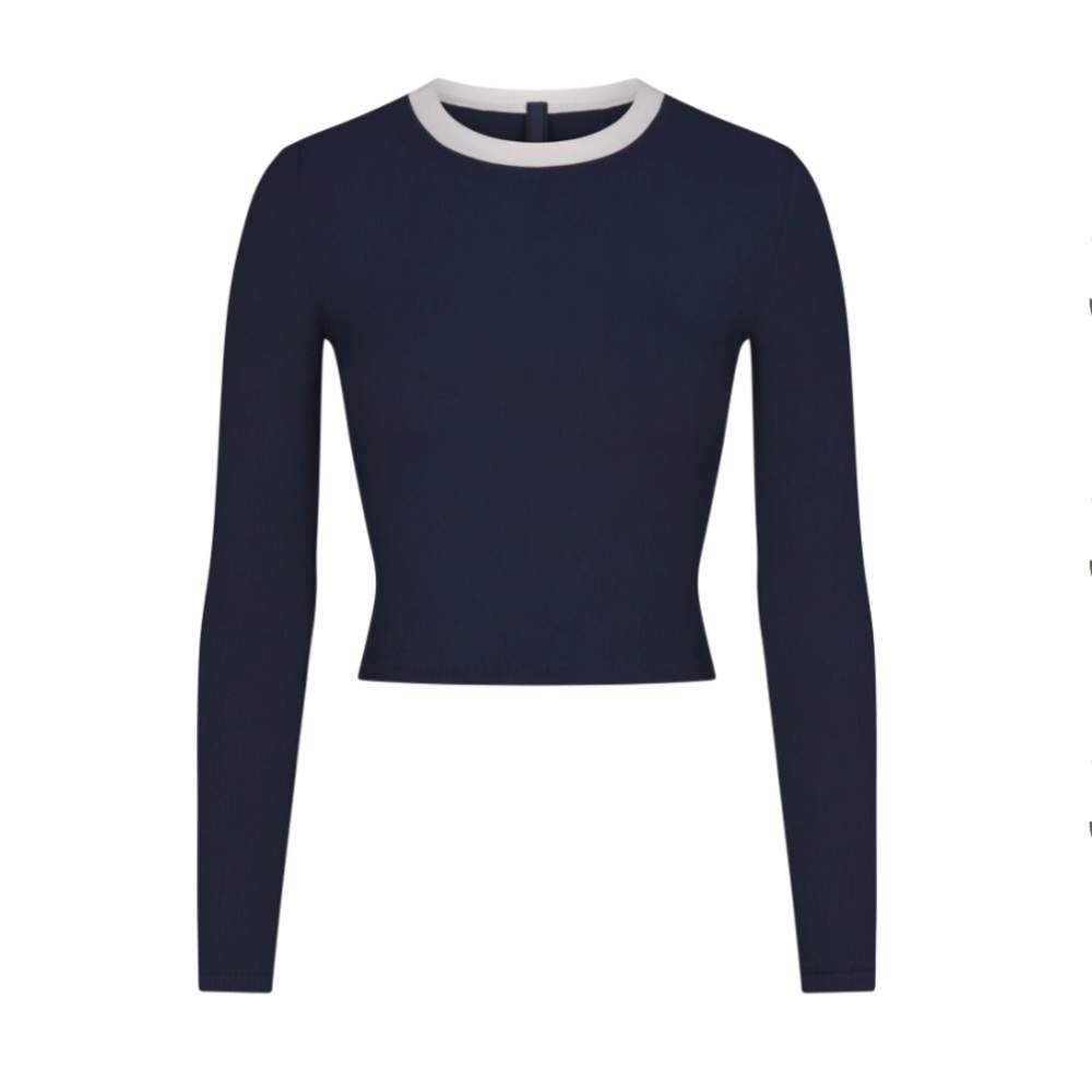 Skims SOFT LOUNGE RINGER LONG SLEEVE CROP TOP in Navy